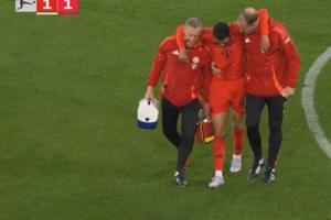 伤不起了！穆西亚拉拼抢时拉伤，在队医搀扶下离场